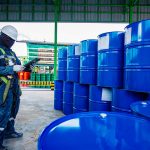 A NR-10 estabelece diretrizes fundamentais para a segurança em atmosferas explosivas, ambientes que exigem atenção redobrada devido aos riscos associados à presença de substâncias inflamáveis.
