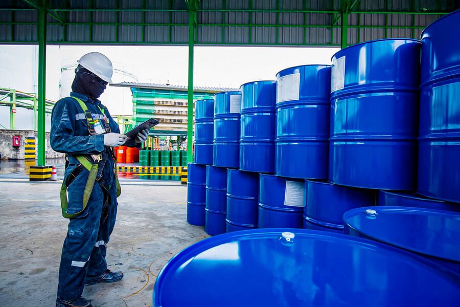 A NR-10 estabelece diretrizes fundamentais para a segurança em atmosferas explosivas, ambientes que exigem atenção redobrada devido aos riscos associados à presença de substâncias inflamáveis.